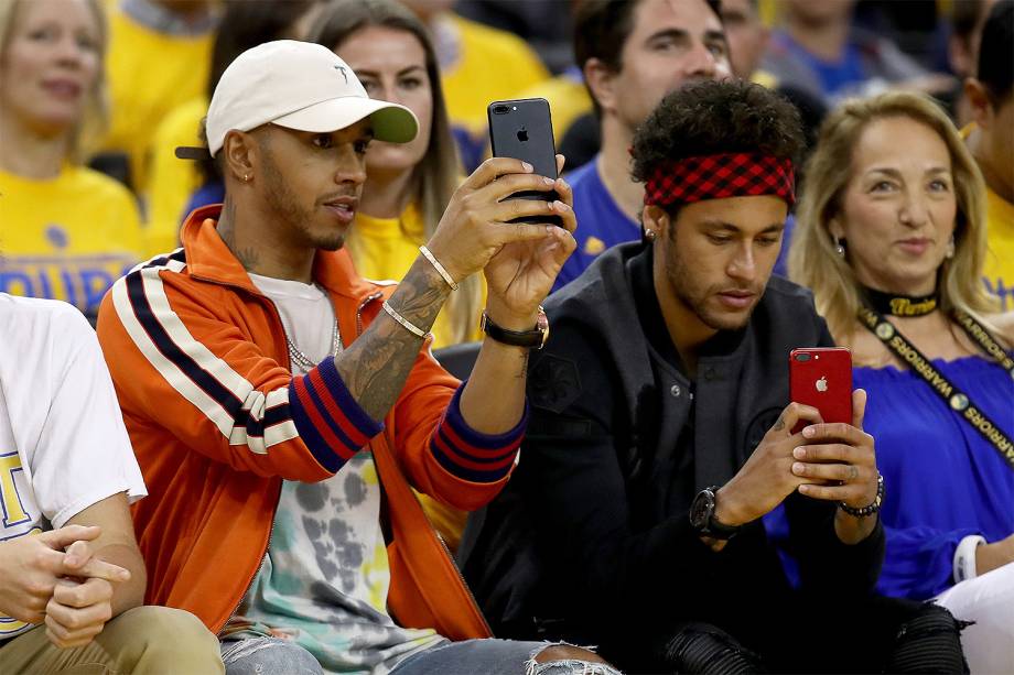 O piloto Lewis Hamilton e o jogador Neymar assistem a segunda partida da final da NBA, entre o Golden State Warriors e o Cleveland Cavaliers 04/06/2017