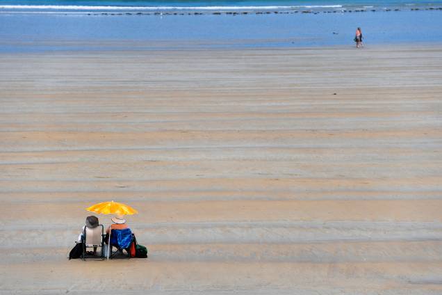 Banhistas desfrutam do calor europeu na praia de Saint-Malo, no oeste da França - 20/06/2017 Banhistas desfrutam do calor europeu na praia de Saint-Malo, no oeste da França - 20/06/2017