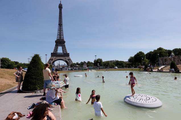 Franceses aproveitam o calor da europa para se refrescar na fonte Trocadero, próxima a torre Eiffel - 19/06/2017 Franceses aproveitam o calor da europa para se refrescar na fonte Trocadero, próxima a torre Eiffel - 19/06/2017