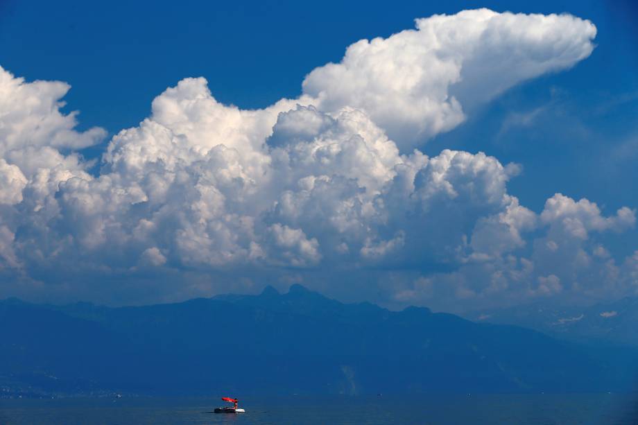 Pessoas aproveitam a tarde ensolarada de Lausanne, na Suíça, em um pedalinho no lago Leman - 21/06/2017