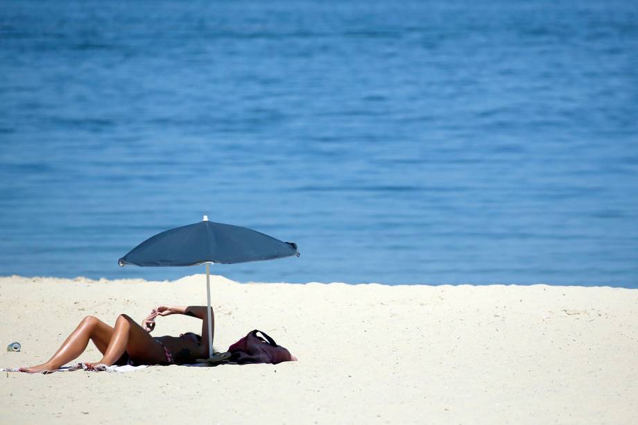 Mulher toma banho de sol em uma praia ao longo do Mar de Bassin d'Arcachon, em Arcachon, no sudoeste da França - 21/06/2017