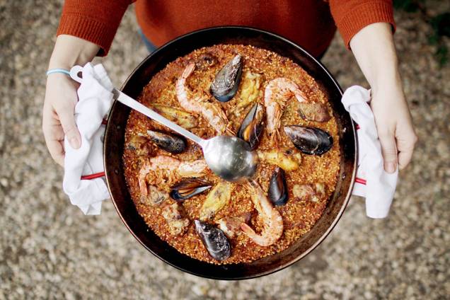 <p style="text-align:justify;"><span style="font-weight:400;">Aprenda a preparar um dos pratos mais icônicos da Espanha, acompanhado de sangria e sobremesas</span></p> <p style="text-align:justify;"><span style="font-weight:400;">Aprenda a preparar um dos pratos mais icônicos da Espanha, acompanhado de sangria e sobremesas</span></p>