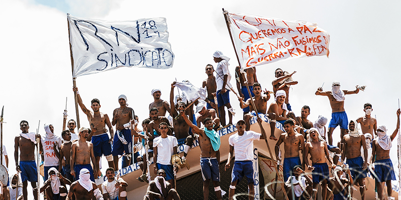PCC e Sindicato do Crime dominam o presídio e marcam território com bandeiras e pichações.