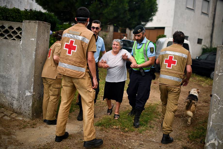 Incêndio florestal na região central de Portugal deixou pelo menos 62 mortos até agora - 19/06/2017