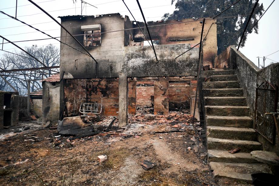 Grande incêndio florestal deixa pelo menos 62 mortos em Portugal - 19/06/2017