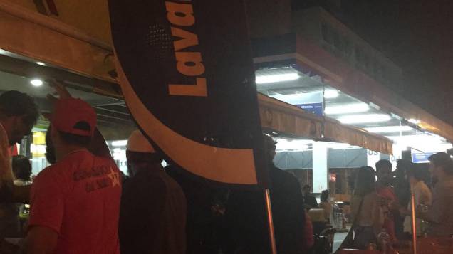 Já de madrugada, militantes improvisaram uma roda de samba: "Você pagou com traição a quem sempre lhe deu a mão...” Já de madrugada, militantes improvisaram uma roda de samba: "Você pagou com traição a quem sempre lhe deu a mão...”