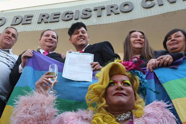 O comerciante Luiz André, de 37 anos, e o cabeleireiro José Sérgio, de 29 anos, ambos de terno preto, são o primeiro casal gay a obter a certidão de casamento civil no Brasil O comerciante Luiz André, de 37 anos, e o cabeleireiro José Sérgio, de 29 anos, ambos de terno preto, são o primeiro casal gay a obter a certidão de casamento civil no Brasil