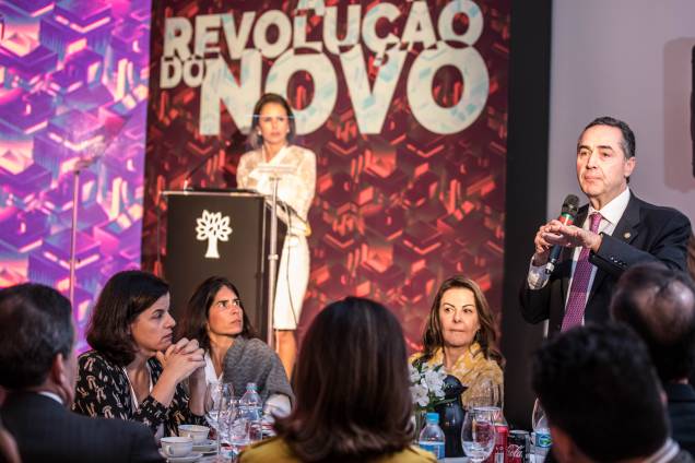Mesa de discussão durante o Fórum "A Revolução do Amanhã: Transformação do Mundo" Mesa de discussão durante o Fórum "A Revolução do Amanhã: Transformação do Mundo"