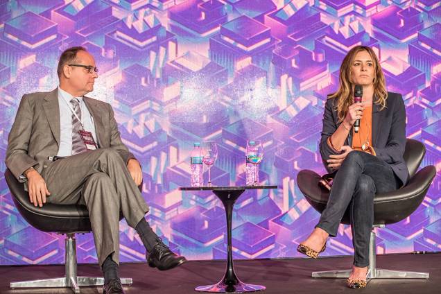 Samuel Pessoa, economista do IBRE/FGV durante conversa com Regina Siqueira, presidente da ONG Comunitas no Fórum A Revolução do Novo: Transformação do Mundo Samuel Pessoa, economista do IBRE/FGV durante conversa com Regina Siqueira, presidente da ONG Comunitas no Fórum A Revolução do Novo: Transformação do Mundo
