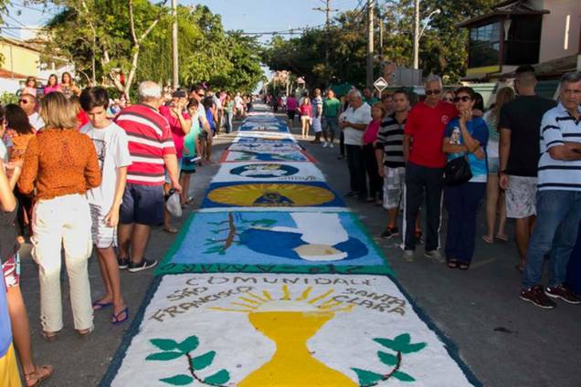 Fiéis confeccionam tapete artesanal em Rio das Ostras, para comemorações do feriado de Corpus Christi, no Rio de Janeiro - 15/06/2017 Fiéis confeccionam tapete artesanal em Rio das Ostras, para comemorações do feriado de Corpus Christi, no Rio de Janeiro - 15/06/2017