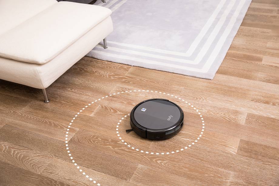 Com o novo Robovac Eufy, da Mobimax, é possível limpar a casa com o clique de um botão. O robô tem sistema de limpeza de três pontos: escovas laterais, escova rolante e sucção poderosa. O sensor de infravermelho ajuda o Robovac a desviar de obstáculos, e há tecnologia para a detecção de queda