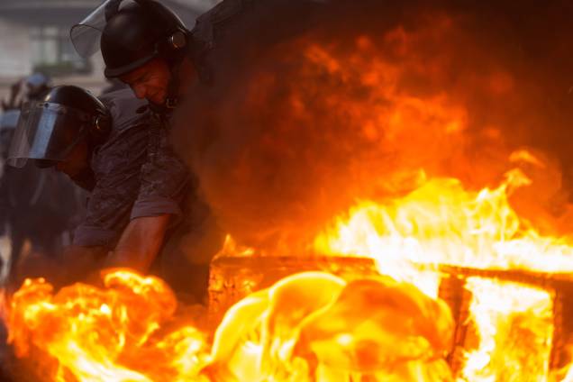 Policiais tentam apagar barricada em chamas feita por manifestantes durante protesto contra as reformas econômicas propostas pelo presidente Michel Temer em São Paulo. Policiais tentam apagar barricada em chamas feita por manifestantes durante protesto contra as reformas econômicas propostas pelo presidente Michel Temer em São Paulo.