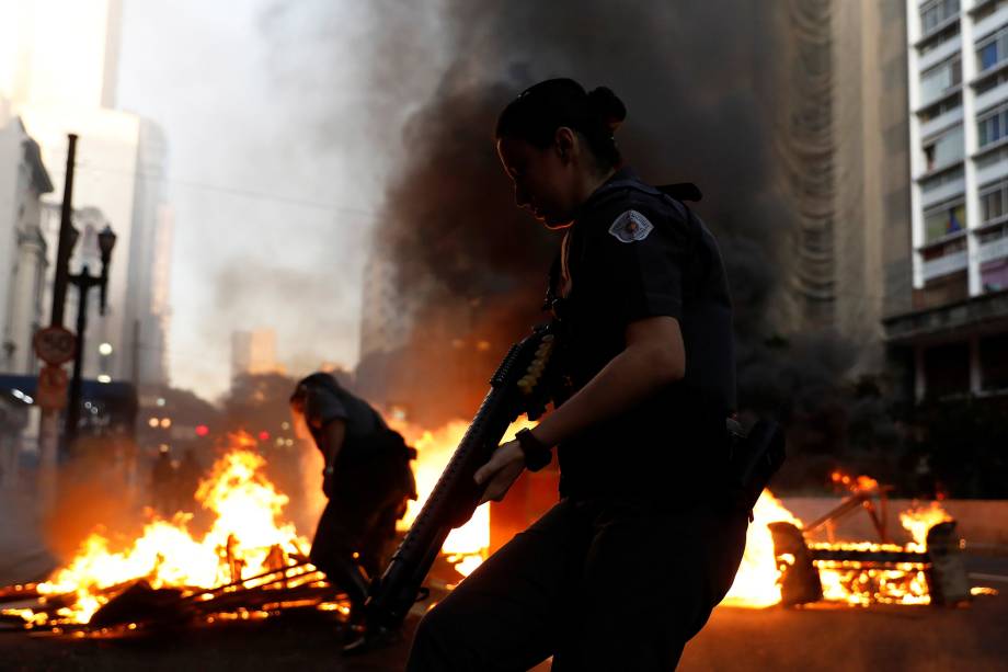 Policiais desarmam barricada feita por manifestantes durante protesto contra as reformas econômicas propostas pelo presidente Michel Temer nesta manhã em São Paulo.