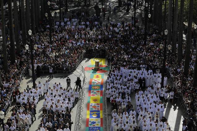 Tradicional tapete de Corpus Christi, que foi confeccionado com uma tonelada e meia de sal grosso, visto na praça da Sé, no centro de São Paulo, durante missa em comemoração a data - 15/06/2017 Tradicional tapete de Corpus Christi, que foi confeccionado com uma tonelada e meia de sal grosso, visto na praça da Sé, no centro de São Paulo, durante missa em comemoração a data - 15/06/2017