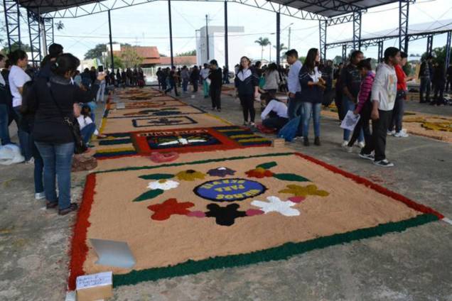 Fiéis confeccionam tapete artesanal em Taquari, para comemorações do feriado de Corpus Christi, no Rio Grande do Sul - 15/06/2017 Fiéis confeccionam tapete artesanal em Taquari, para comemorações do feriado de Corpus Christi, no Rio Grande do Sul - 15/06/2017