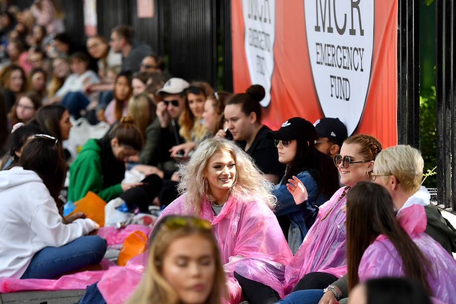 Fãs fazem fila para show de Ariana Grande em tributo  as vítimas do ataque em Manchester - 04/06/2017