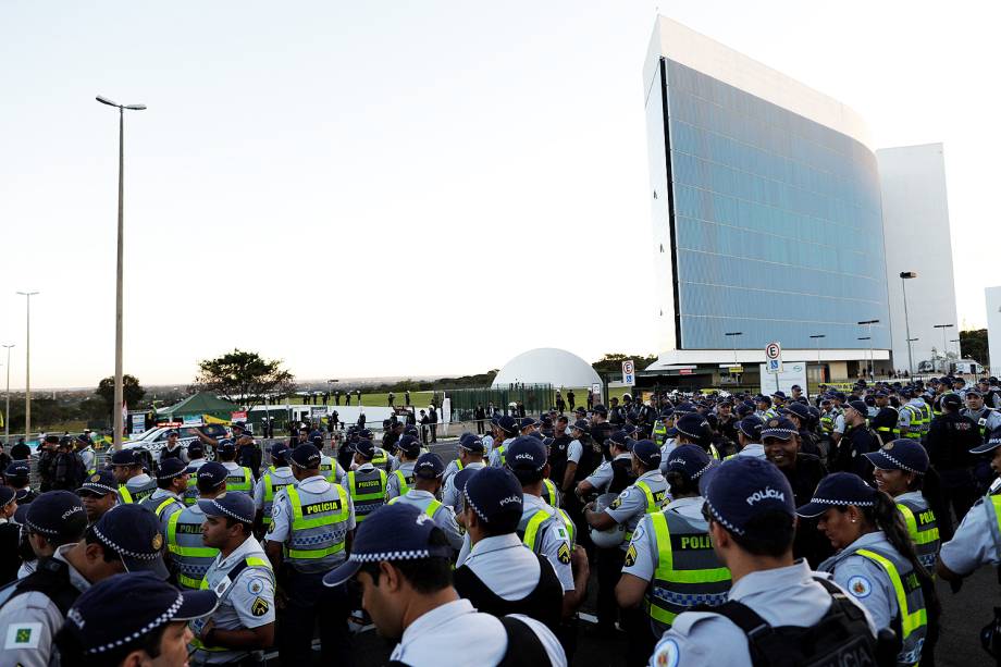 Policiais militares realizam a segurança no entorno do prédio do TSE (Tribunal Superior Eleitoral), em Brasília (DF). O TSE retoma o julgamento do processo que pode cassar abuso de poder político e econômico na eleição de 2014 pela chapa formada por Dilma Rousseff (PT) e Temer (PMDB) - 06/06/2017