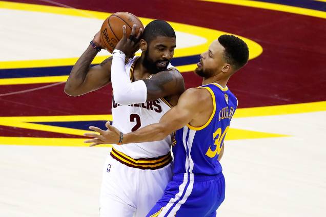 Kyrie Irving do Cleveland e Stephen Curry Golden State Warriors na terceira partida da final da NBA, em Cleveland, estado do Ohio - 07/06/2017 Kyrie Irving do Cleveland e Stephen Curry Golden State Warriors na terceira partida da final da NBA, em Cleveland, estado do Ohio - 07/06/2017