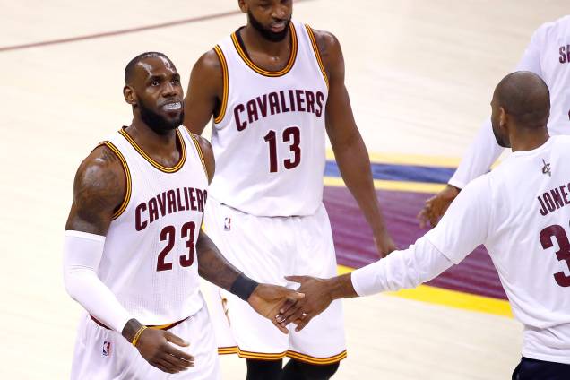 LeBron James do Cleveland Cavaliers em lance contra o Golden State Warriors, na terceira partida da final da NBA - 07/06/2017) LeBron James do Cleveland Cavaliers em lance contra o Golden State Warriors, na terceira partida da final da NBA - 07/06/2017)