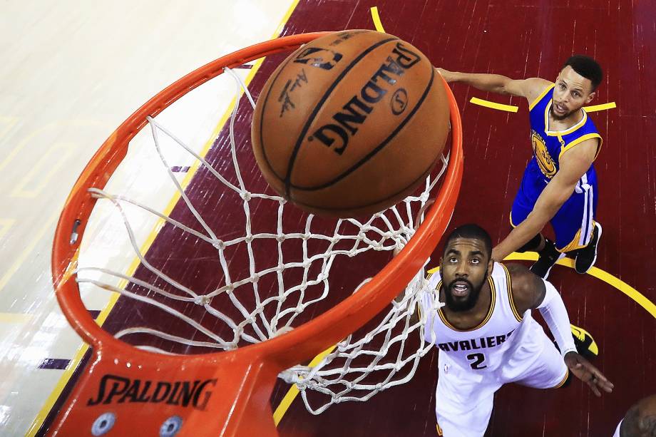 Kyrie Irving do Cleveland e Stephen Curry Golden State Warriors na terceira partida da final da NBA, em Cleveland, estado do Ohio - 07/06/2017