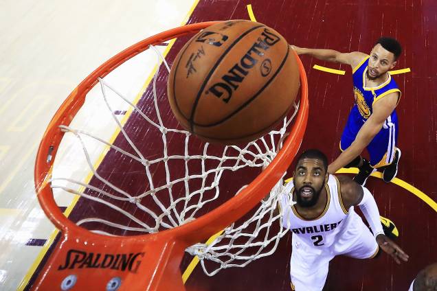 Kyrie Irving do Cleveland e Stephen Curry Golden State Warriors na terceira partida da final da NBA, em Cleveland, estado do Ohio - 07/06/2017 Kyrie Irving do Cleveland e Stephen Curry Golden State Warriors na terceira partida da final da NBA, em Cleveland, estado do Ohio - 07/06/2017