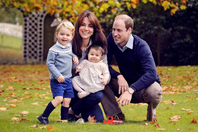 Kate Middleton, o príncipe William e os filhos do casal, os príncipes George e Charlotte (no colo de Kate), tiram foto no palácio de Kensington, em Londres Kate Middleton, o príncipe William e os filhos do casal, os príncipes George e Charlotte (no colo de Kate), tiram foto no palácio de Kensington, em Londres