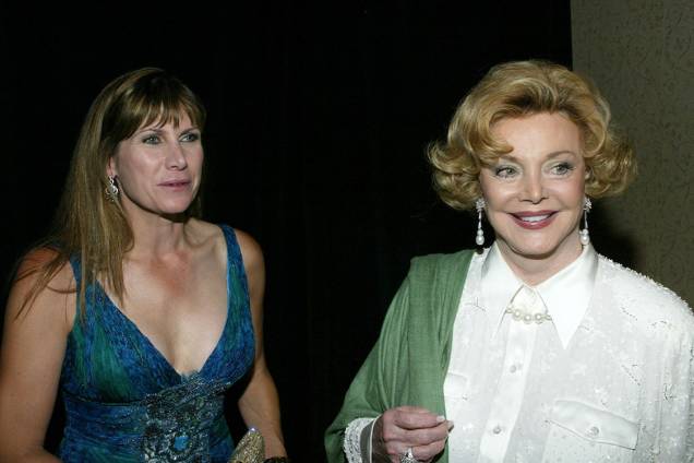 Barbara Sinatra com a deputada Mary Bono, em 2005 Barbara Sinatra com a deputada Mary Bono, em 2005