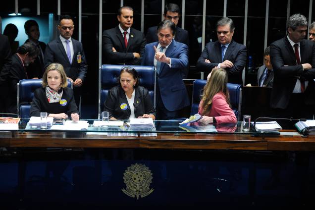 Senadoras de oposição ocupam a mesa do plenário do Senado durante sessão destinada à votação da reforma trabalhista. O presidente da Casa, senador Eunício Oliveira (PMDB-CE), suspende a sessão plenária - 11/07/2017 Senadoras de oposição ocupam a mesa do plenário do Senado durante sessão destinada à votação da reforma trabalhista. O presidente da Casa, senador Eunício Oliveira (PMDB-CE), suspende a sessão plenária - 11/07/2017