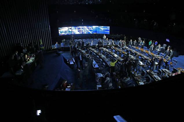 Impedido de presidir votação da reforma trabalhista, Eunício Oliveira (PMDB-CE) suspende sessão. A decisão foi tomada depois que a senadora Fátima Bezerra (PT - RN), que conduzia os trabalhos, se negou a dar o assento da presidência da sessão a Eunício. O senador mandou desligar os microfones e apagar as luzes do plenário - 11/07/2017 Impedido de presidir votação da reforma trabalhista, Eunício Oliveira (PMDB-CE) suspende sessão. A decisão foi tomada depois que a senadora Fátima Bezerra (PT - RN), que conduzia os trabalhos, se negou a dar o assento da presidência da sessão a Eunício. O senador mandou desligar os microfones e apagar as luzes do plenário - 11/07/2017