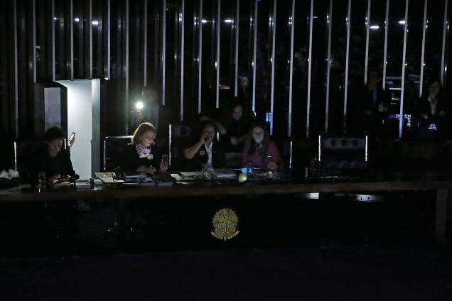 Impedido de presidir votação da reforma trabalhista, Eunício Oliveira (PMDB-CE) suspende sessão. A decisão foi tomada depois que a senadora Fátima Bezerra (PT - RN), que conduzia os trabalhos, se negou a dar o assento da presidência da sessão a Eunício. O senador mandou desligar os microfones e apagar as luzes do plenário - 11/07/2017 Impedido de presidir votação da reforma trabalhista, Eunício Oliveira (PMDB-CE) suspende sessão. A decisão foi tomada depois que a senadora Fátima Bezerra (PT - RN), que conduzia os trabalhos, se negou a dar o assento da presidência da sessão a Eunício. O senador mandou desligar os microfones e apagar as luzes do plenário - 11/07/2017