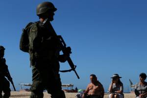 Exército patrulha praia de Copacabana