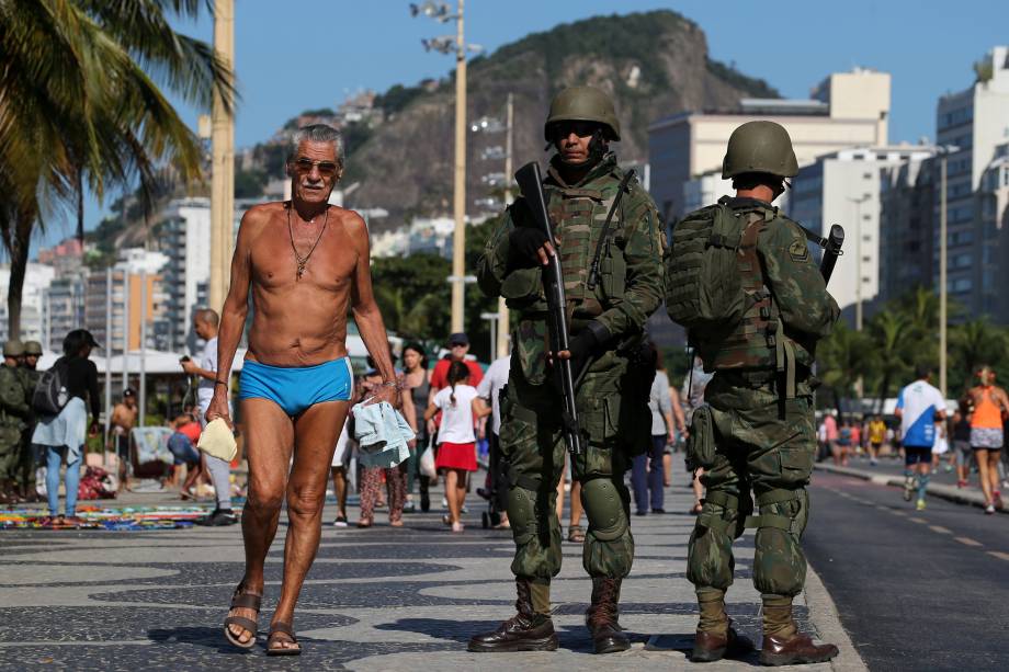 Soldados das Forças Armadas patrulham a praia de Copacabana como parte de um plano de combate ao crime organizado e a onda de violência nas ruas do Rio de Janeiro - 30/07/2017