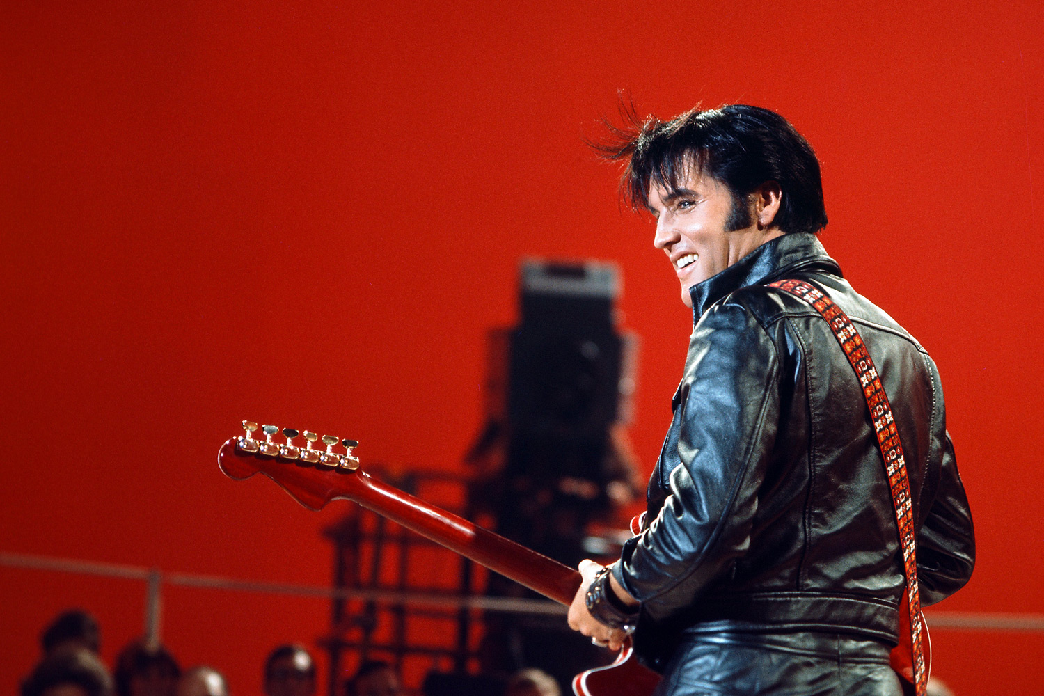 Elvis não morreu: rei do rock retornará em holograma criado por IA