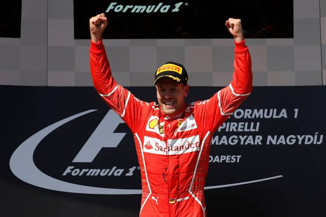O alemão Sebastian Vettel da Ferrari comemora a vitória no GP da Hungria de Fórmula 1 - 30/07/2017 O alemão Sebastian Vettel da Ferrari comemora a vitória no GP da Hungria de Fórmula 1 - 30/07/2017