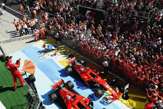 O alemão Sebastian Vettel da Ferrari comemora com os companheiros de equipe a vitória no GP da Hungria de Fórmula 1 - 30/07/2017 O alemão Sebastian Vettel da Ferrari comemora com os companheiros de equipe a vitória no GP da Hungria de Fórmula 1 - 30/07/2017