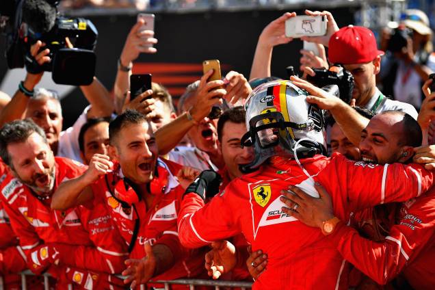 O alemão Sebastian Vettel da Ferrari comemora com os companheiros de equipe a vitória no GP da Hungria de Fórmula 1 - 30/07/2017 O alemão Sebastian Vettel da Ferrari comemora com os companheiros de equipe a vitória no GP da Hungria de Fórmula 1 - 30/07/2017
