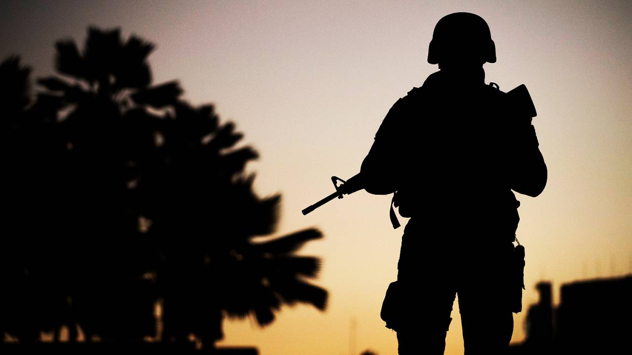Homens das Forças Armadas patrulham as ruas no Rio de Janeiro - 28/07/2017