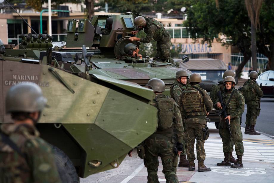 Homens das Forças Armadas patrulham as ruas no Rio de Janeiro - 28/07/2017