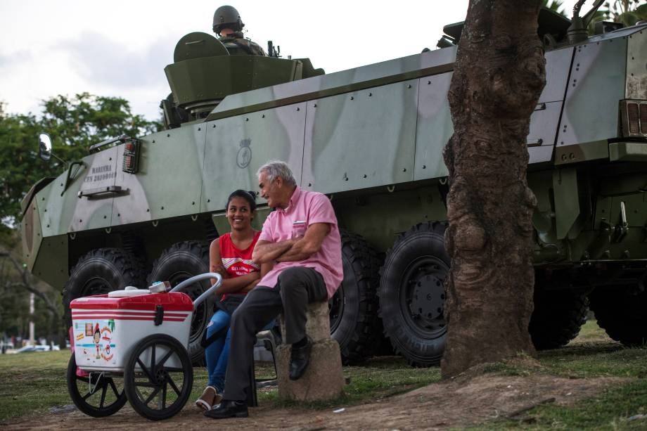 Homens das Forças Armadas patrulham as ruas no Rio de Janeiro - 28/07/2017