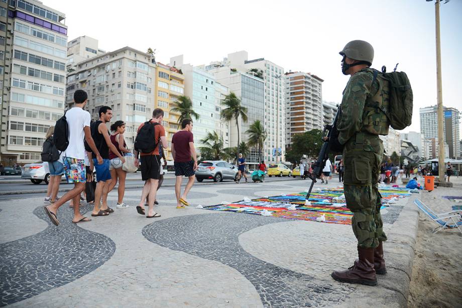 Homens das Forças Armadas patrulham as ruas no Rio de Janeiro - 28/07/2017