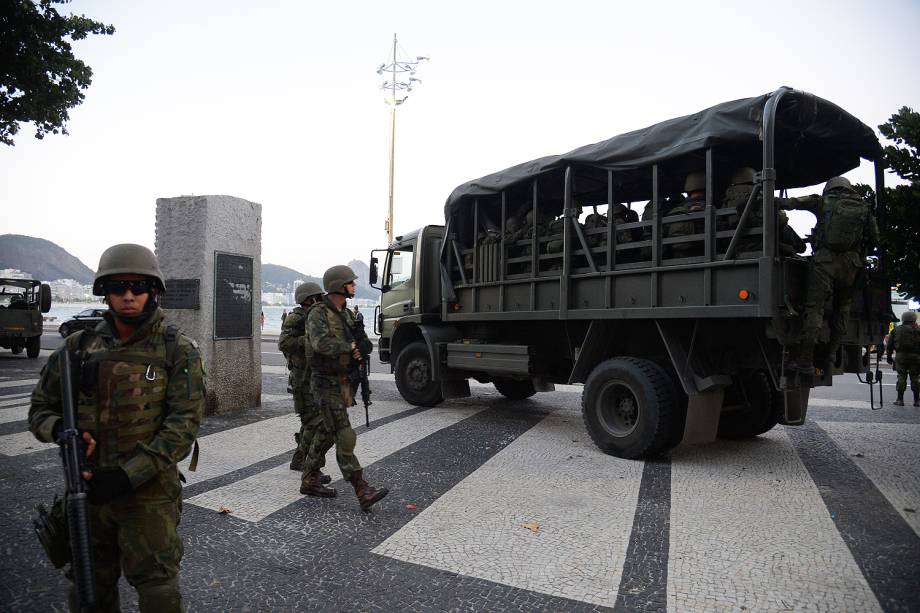 Homens das Forças Armadas patrulham as ruas no Rio de Janeiro - 28/07/2017