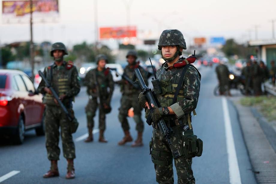 Homens das Forças Armadas patrulham as ruas no Rio de Janeiro - 28/07/2017