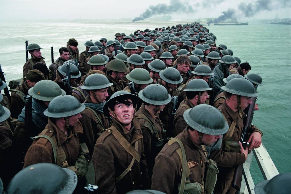 Resgate Histórico – Um soldado é o primeiro a perceber o som de um caça alemão: expressividade na coreografia
