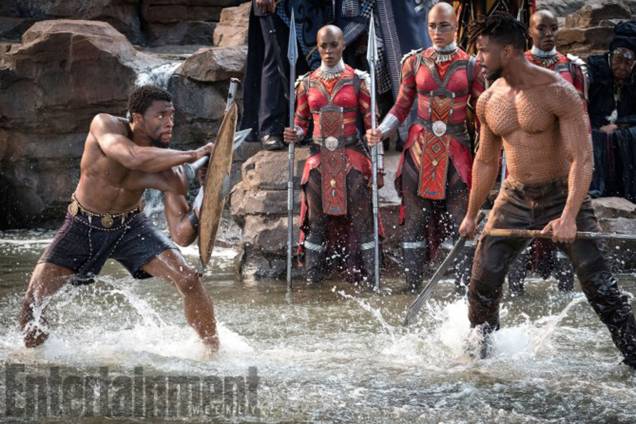 Erik Killmonger (Michael B. Jordan, a esquerda) tentará roubar o trono do rei T'Challa (Chadwick Boseman, a direita) em 'Pantera Negra' Erik Killmonger (Michael B. Jordan, a esquerda) tentará roubar o trono do rei T'Challa (Chadwick Boseman, a direita) em 'Pantera Negra'