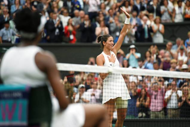 Campeão de Wimbledon, a espanhola Garbine Muguruza, cumprimenta o público após partida final contra Venus Williams, em Londres Campeão de Wimbledon, a espanhola Garbine Muguruza, cumprimenta o público após partida final contra Venus Williams, em Londres