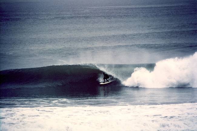 William Finnegan surfando em São Francisco, em 1985