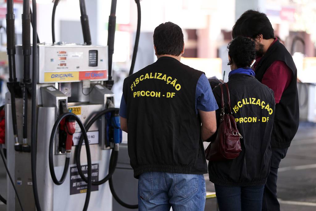 Lula quer que Polícia Federal e Procon investiguem por que combustíveis estão caros