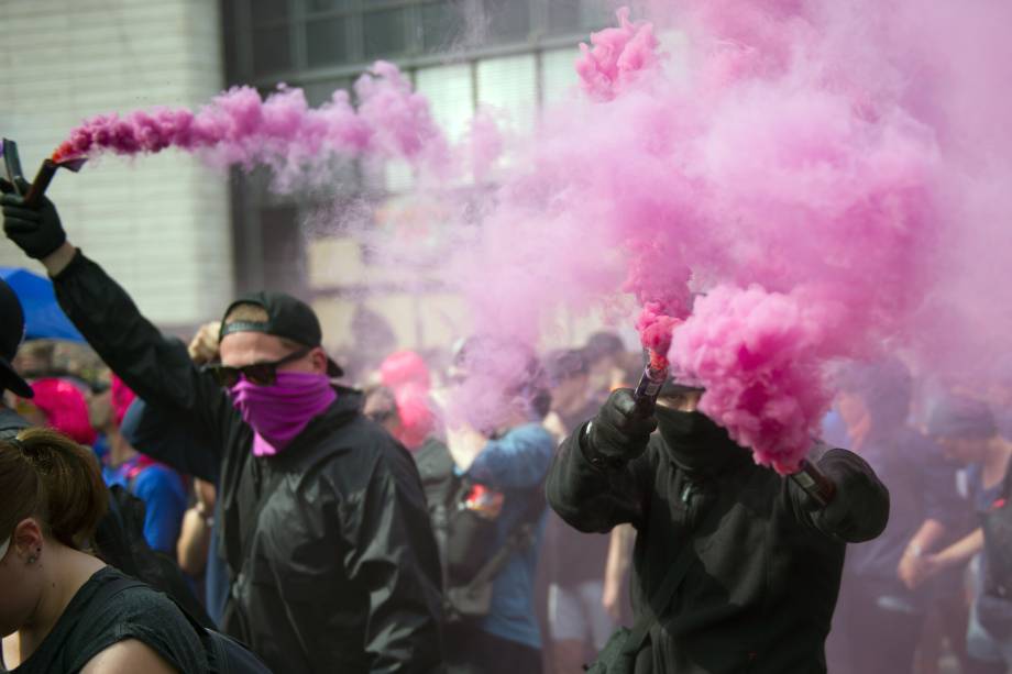 Manifestantes ascendem sinalizadores durante o protesto contra a conferência do G20 onde se reúnem os líderes das principais potências mundiais em Hamburgo, na Alemanha.