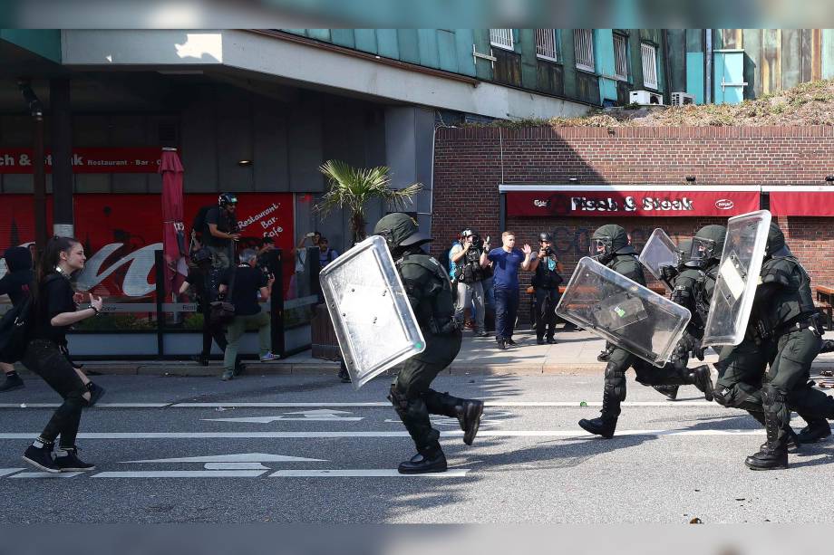 Policias avançam em confronto dos manifestantes contra a conferência do G20 na tentativa de conter os protestos em Hamburgo, na Alemanha.