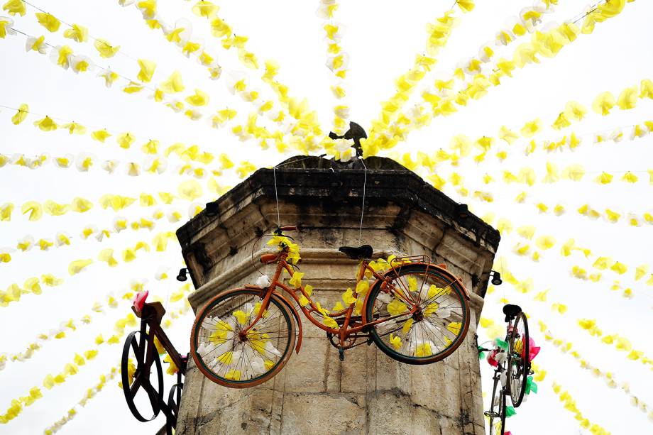 Centro da cidade de Eymet é decorado para o início do estágio onze do Le Tour de France 2017, um percurso da estradade 203,5 km de Eymet para Pau, na França - 12/07/2017